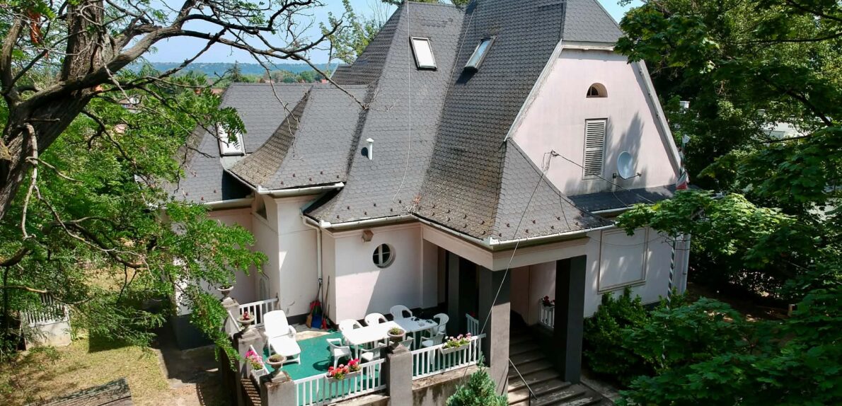Villa – Történelem, elegancia és lehetőség Balatonalmádi szívében