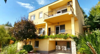 Panorámás családi ház, apartmanház 300m-re a parttól