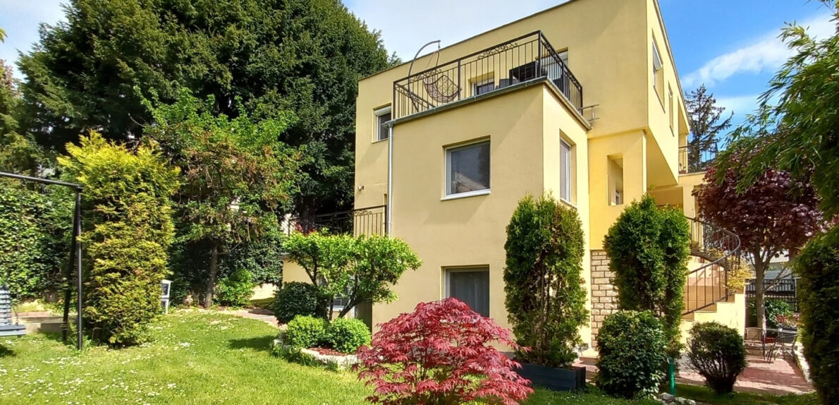 Panorámás családi ház, apartmanház 300m-re a parttól