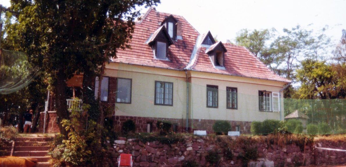 Villa – Történelem, elegancia és lehetőség Balatonalmádi szívében
