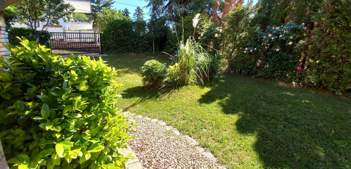 Panorámás családi ház, apartmanház 300m-re a parttól