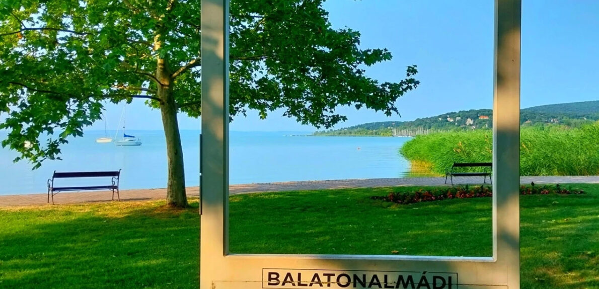 Panorámás családi ház, apartmanház 300m-re a parttól