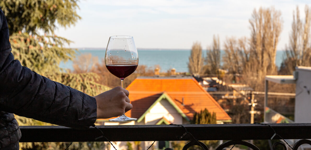 Panorámás családi ház, apartmanház 300m-re a parttól