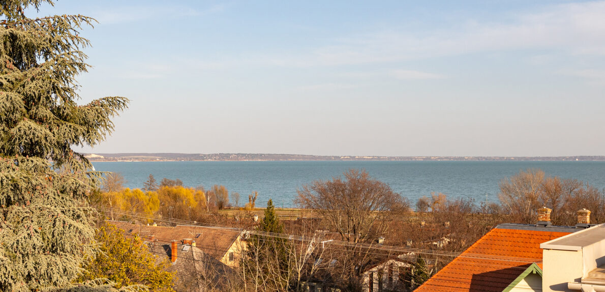 Panorámás családi ház, apartmanház 300m-re a parttól