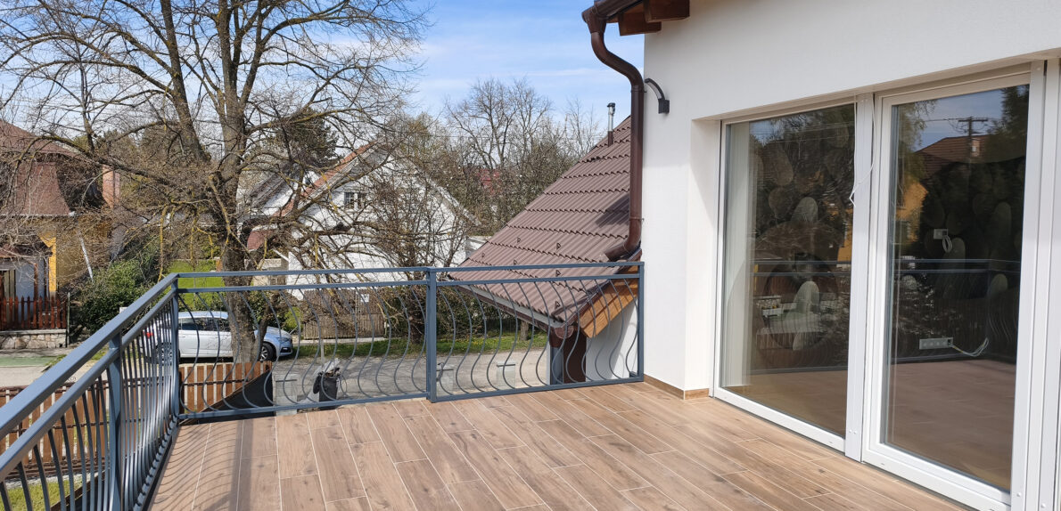 Új építésű, tetőtéri lakás Balatonakarattyán