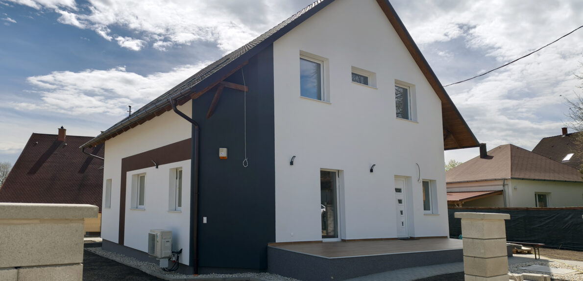 Új építésű, tetőtéri lakás Balatonakarattyán