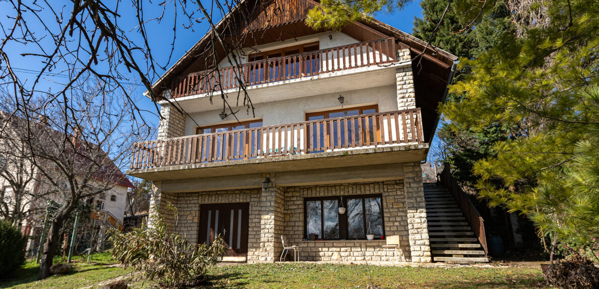 Panorámás családi ház – belvárostól 2 percre