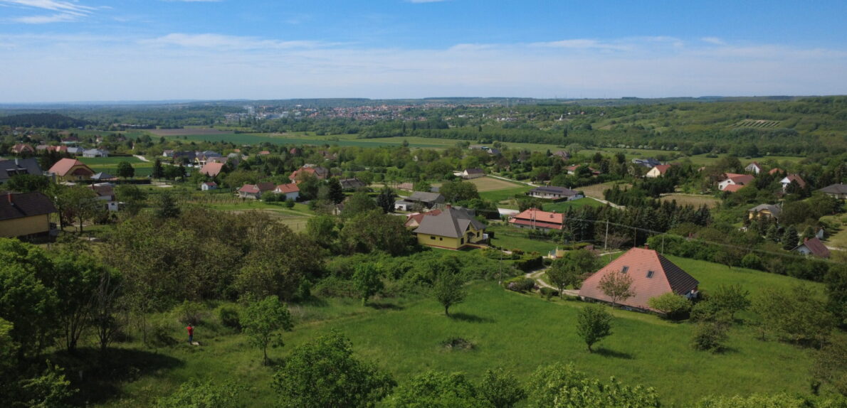 PANORÁMÁS építési telek – kész tervekkel