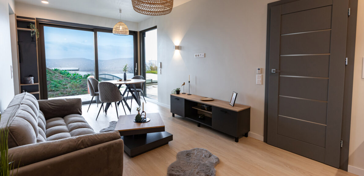 Panorámás Luxus Két Szinten Mámatetőn! Wellness, Medence, borospince és egy Független Apartman.