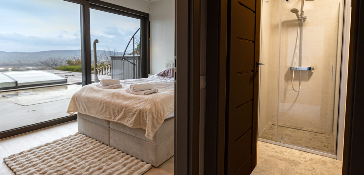 Panorámás Luxus Két Szinten Mámatetőn! Wellness, Medence, borospince és egy Független Apartman.