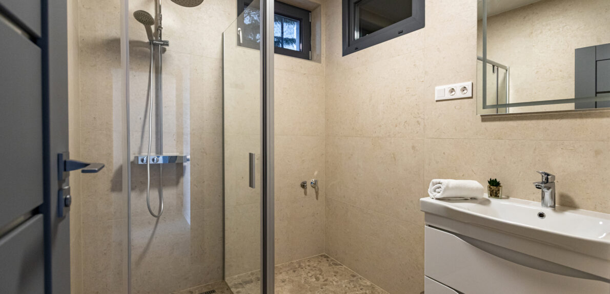 Panorámás Luxus Két Szinten Mámatetőn! Wellness, Medence, borospince és egy Független Apartman.