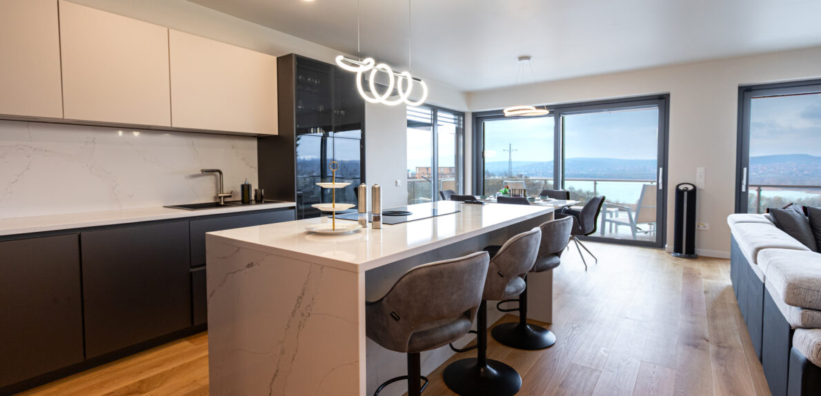 Panorámás Luxus Két Szinten Mámatetőn! Wellness, Medence, borospince és egy Független Apartman.