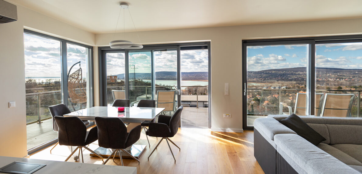 Panorámás Luxus Két Szinten Mámatetőn! Wellness, Medence, borospince és egy Független Apartman.