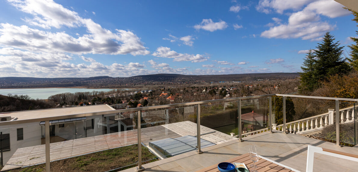 Panorámás Luxus Két Szinten Mámatetőn! Wellness, Medence, borospince és egy Független Apartman.