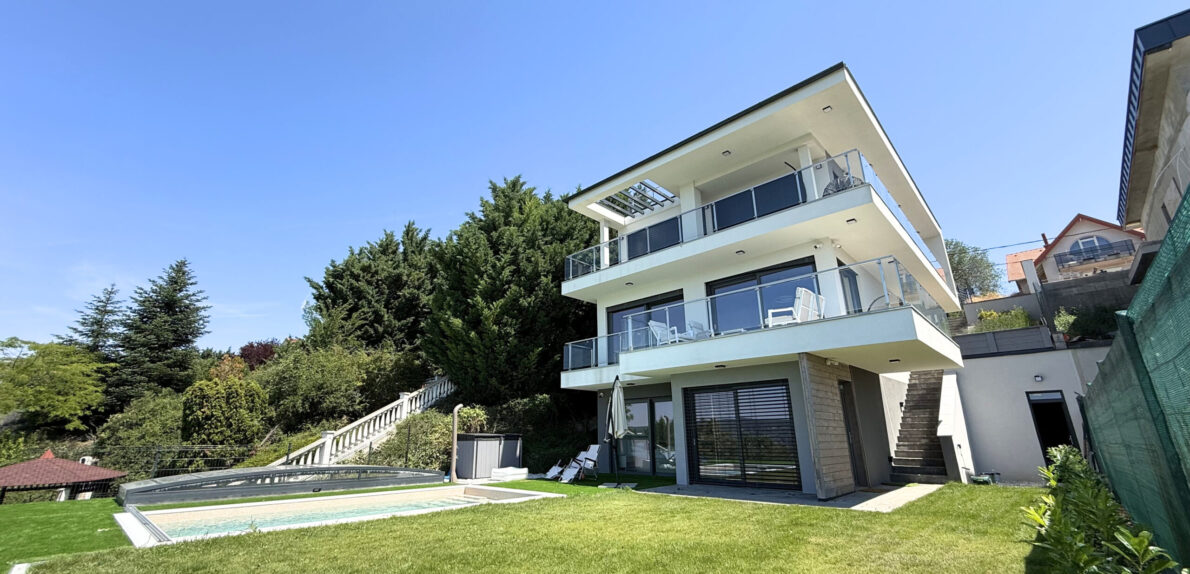 Panorámás Luxus Két Szinten Mámatetőn! Wellness, Medence, borospince és egy Független Apartman.