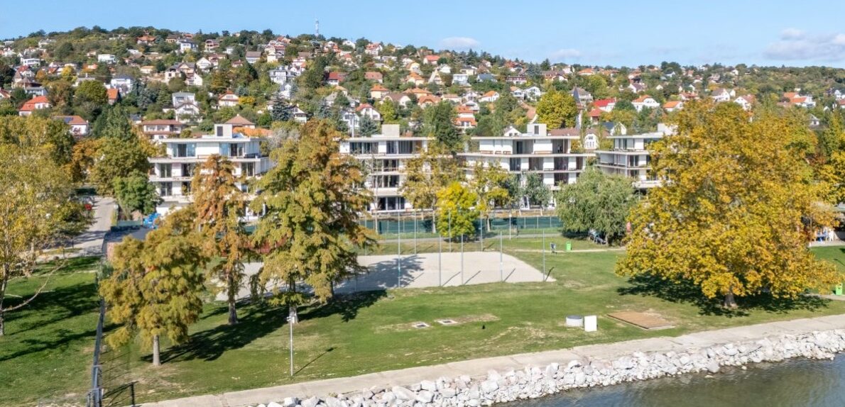 50 méterre a Balatontól – újépítésű lakás
