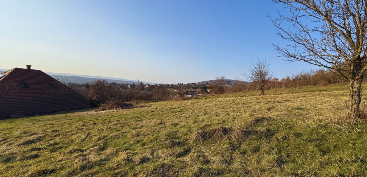 PANORÁMÁS építési telek – kész tervekkel