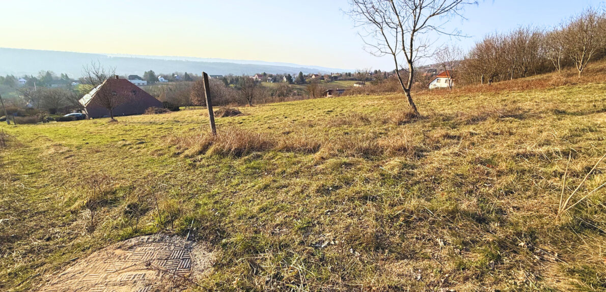 PANORÁMÁS építési telek – kész tervekkel