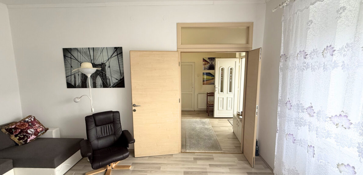 ELADÓ Ház Veszprém Belvárosában – 3 szintes, 200 m², albetétesíthető, bővíthető! „Pláza 3 perc séta”