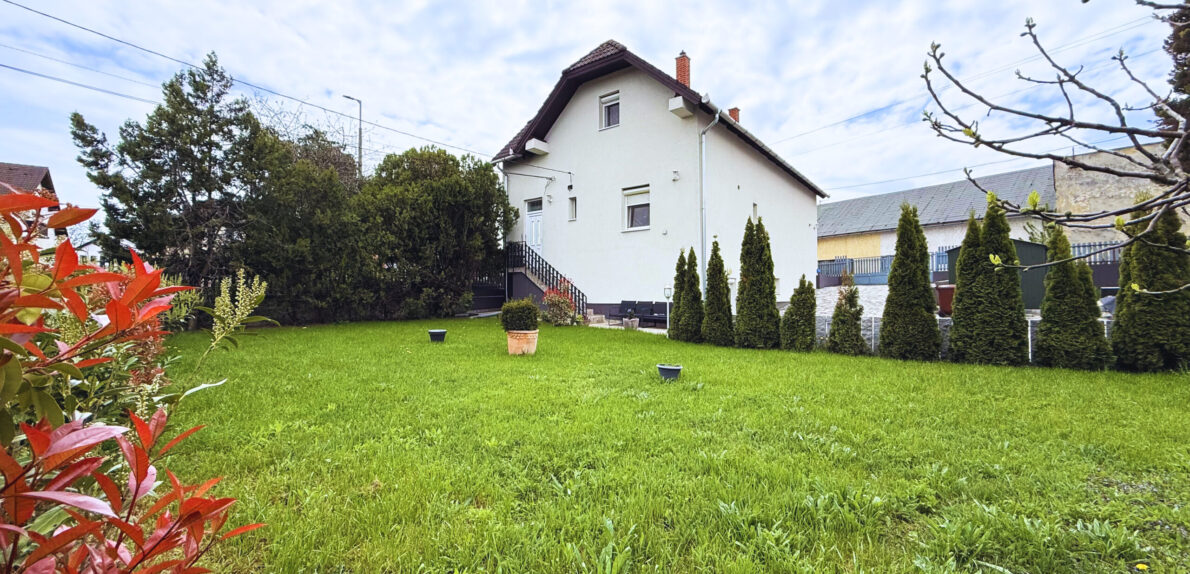 ELADÓ Ház Veszprém Belvárosában – 3 szintes, 200 m², albetétesíthető, bővíthető! „Pláza 3 perc séta”