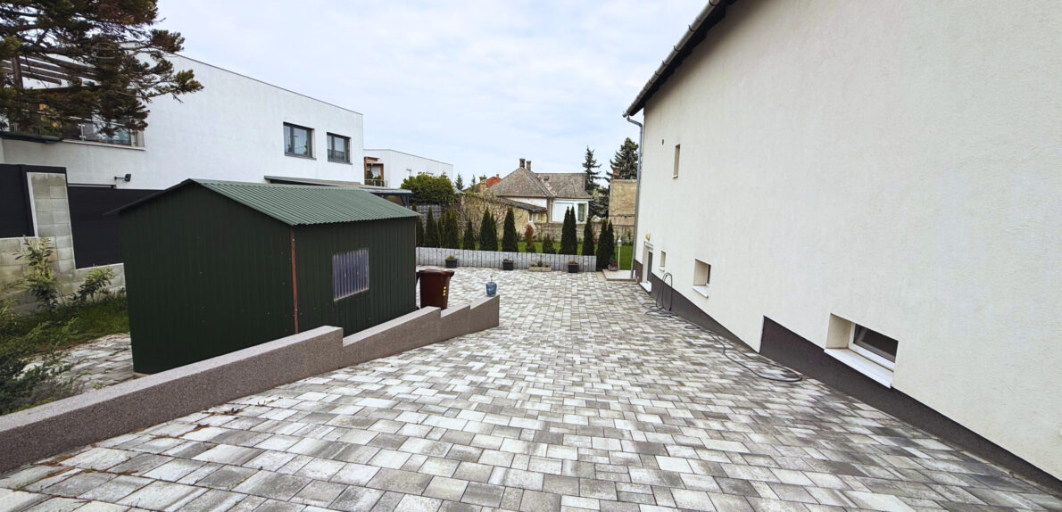 ELADÓ Ház Veszprém Belvárosában – 3 szintes, 200 m², albetétesíthető, bővíthető! „Pláza 3 perc séta”