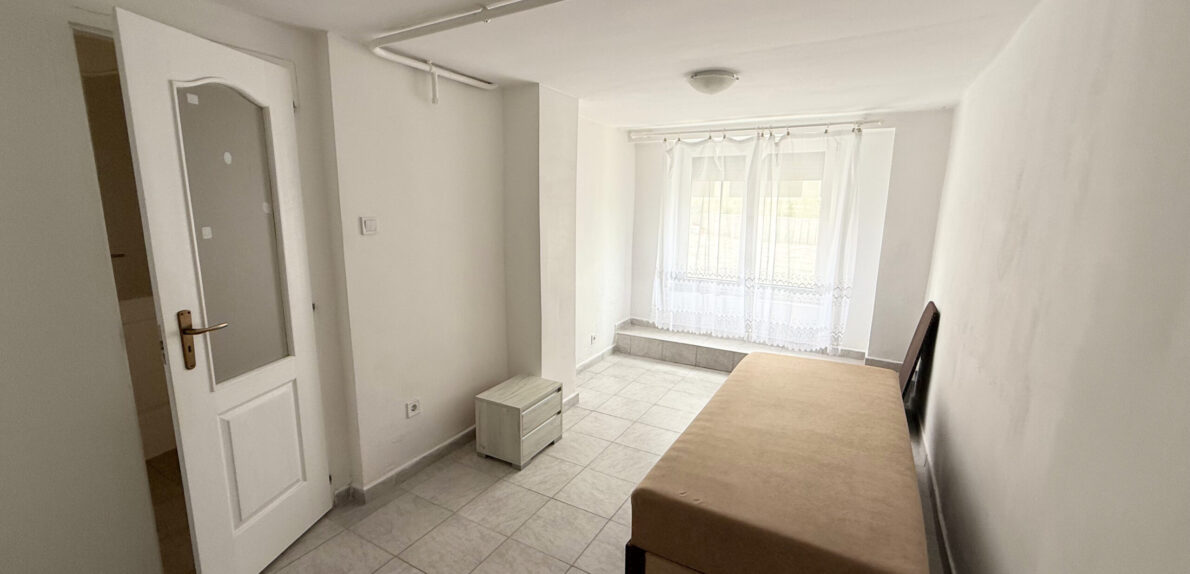 ELADÓ Ház Veszprém Belvárosában – 3 szintes, 200 m², albetétesíthető, bővíthető! „Pláza 3 perc séta”