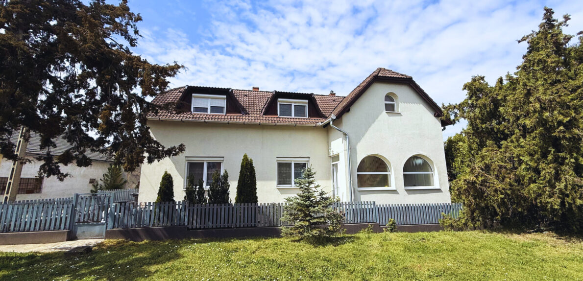 ELADÓ Ház Veszprém Belvárosában – 3 szintes, 200 m², albetétesíthető, bővíthető! „Pláza 3 perc séta”