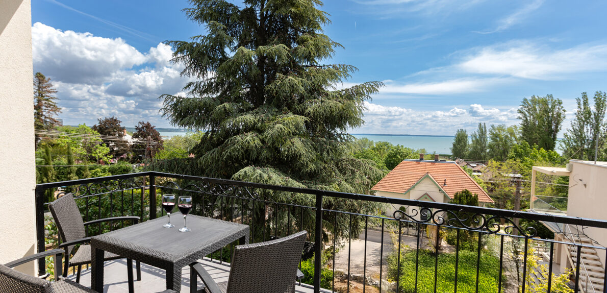 Eladó panorámás apartmanház Balatonalmádiban