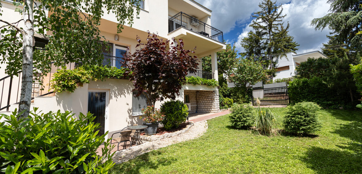 Eladó panorámás apartmanház Balatonalmádiban