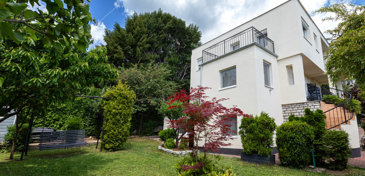 Eladó panorámás apartmanház Balatonalmádiban