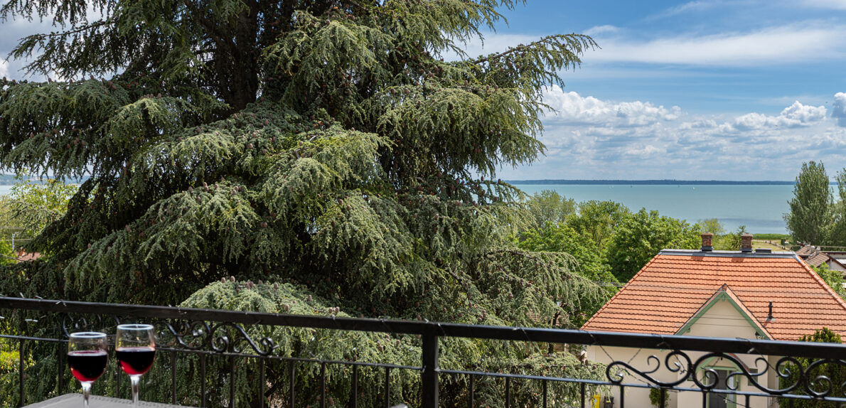 Eladó panorámás apartmanház Balatonalmádiban